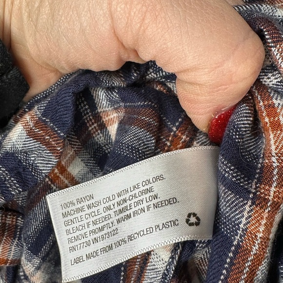 Universa Thread Women’s plaid button down shirt size XL - Picture 6 of 12